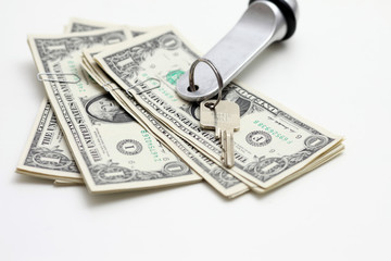 Hotelschl&uuml;ssel und Dollar am wei&szlig;en Tisch