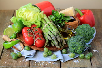 Спаржа - летний натюрморт с овощами
