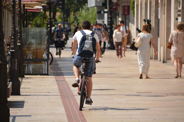 circulando en bicicleta por la ciudad