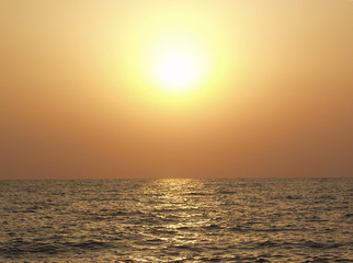 Fototapeta premium Scenic sea yellow sunset