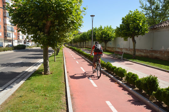 Fototapeta circulando en bicicleta por la ciudad