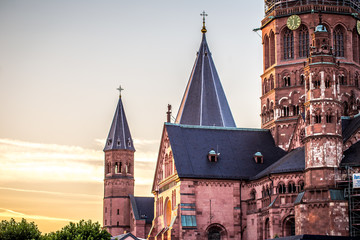 Mainzer Dom in der Sonne am Morgen