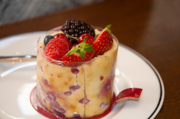  Cake with icing and fresh berry .