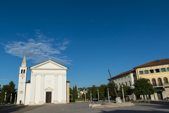 Piazza e chiesa Azzano decimo