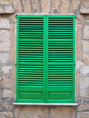 siesta – geschlossener fensterladen, spanien