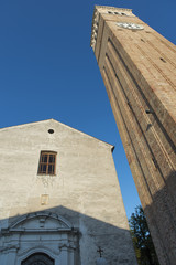 Fototapeta na wymiar Vicoli e chiesa di san vito al tagliamento