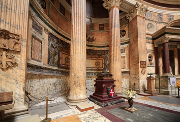 Interior Walls and Columns of the Pantheo in Rome © sdbower