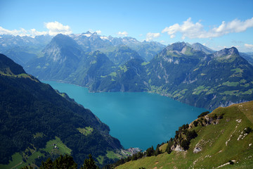 Fototapeta na wymiar Urnersee mit Zentralschweizer Alpen