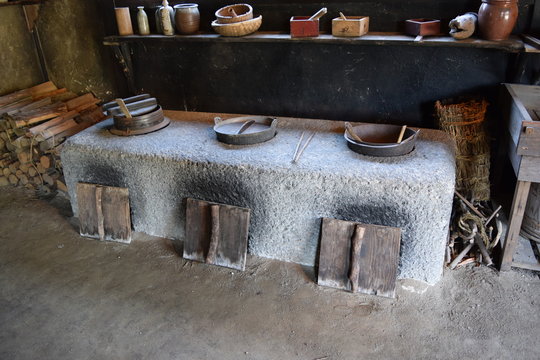 かまど（古風な調理設備）レトロイメージ／日本の古風な調理設備「かまど」を撮影した写真です。懐かしいレトロなイメージです。