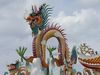 Naklejka premium the architecture of chinese dragon statue