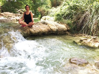 Meditando junto al rio