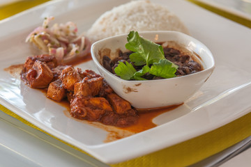 assiette créole, carri poisson, grains, riz, rougail