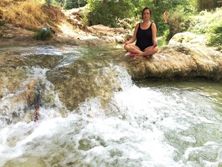 Meditando en el rio