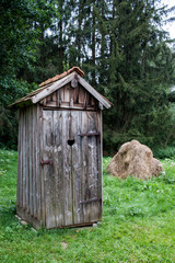 Freihstehende Toilette aus Holz 