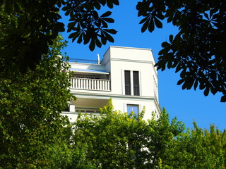 stilechtes eckhaus am park, spreeufer berlin