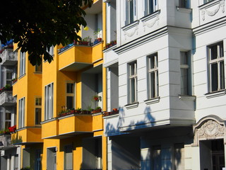 altbauten in der morgensonne, häuserzeile am spreeufer, berlin © finecki