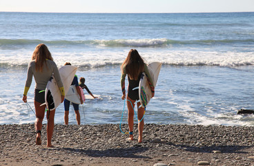 surf chicas con tabla metiendose al agua país vasco 9441-f15