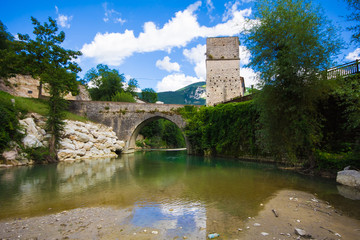 Fototapeta na wymiar Antico ponte romanico sul fiume