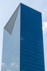 Obraz premium Clouds Reflected in Blue Tower wtih Triangle Design