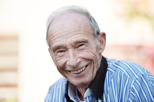 Anziano sorridente