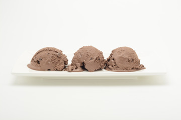 Tres bolas de helado de chocolate en un plato