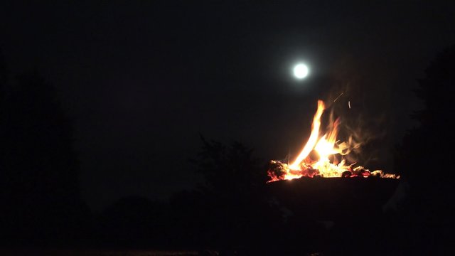 Lagerfeuer und Vollmond bei Nacht