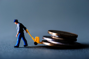 お金を運搬するミニチュア