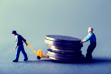 お金を運搬するミニチュア