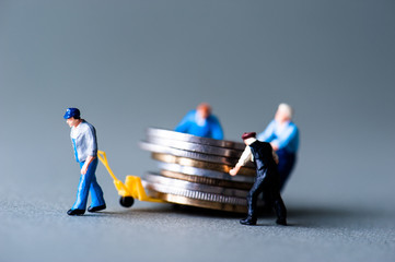 お金を運搬するミニチュア
