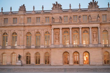 Fototapeta na wymiar Façade du Château de Versailles au soleil couchant