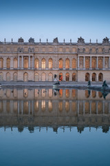 Fototapeta na wymiar La nuit tombe sur le Château de Versailles