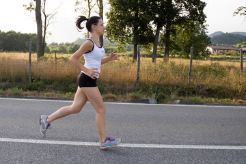 Bella ragazza che corre