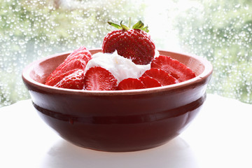 healthy breakfast cottage cheese with strawberries