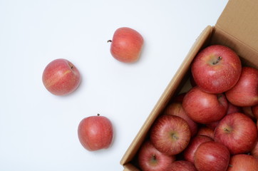 段ボール入りのリンゴ