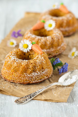Möhrenkuchen als Guglhupf