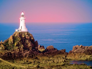 Fototapety  Biała latarnia morska na wyspie Jersey. Obraz jest stonowany