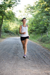 Bella ragazza che corre