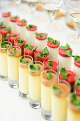 Sweet mousses with chocolate and strawberries with mint 