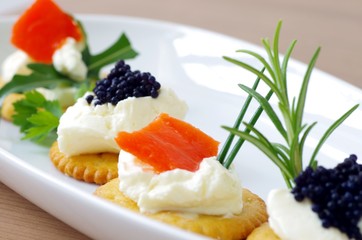 Fingerfood mit Frischkäse, Lachs und Kaviar