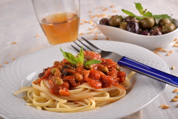 Fettuccine al sugo di pomodoro con olive