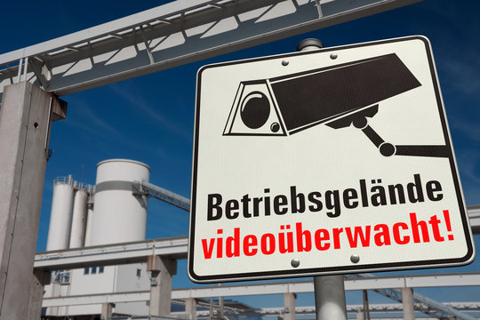 Schild: Betriebsgelände videoüberwacht!