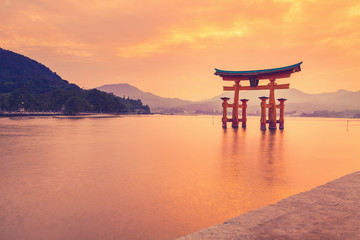 The famous orange shinto gate (Torii) of Miyajima island, Hiroshima prefecture, Japan. - obrazy, fototapety, plakaty