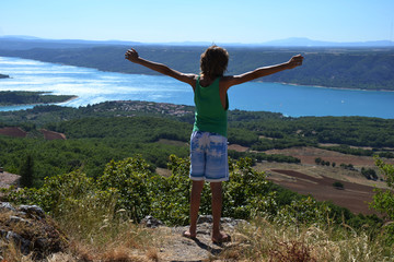 Village d'Aiguines (Var) - Enfant heureux en vacances