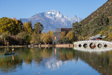 Fototapeta premium Black Dragon Pool Jade Dragon Snow Mountain in Lijiang, Yunnan,
