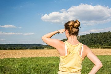 Frau schaut in die Ferne