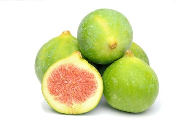 Fichi dentro un cestino di vimini