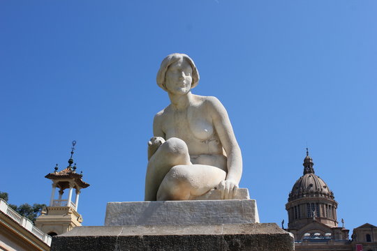 Statue vor dem Palau Nacional auf dem Montjuic in Barcelona