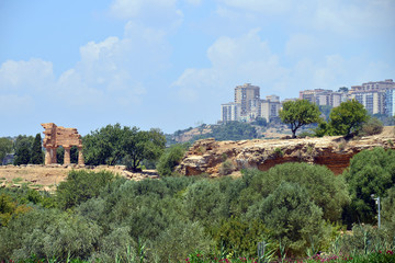 valle dei templi, vista di Agrigento e del tempio di Dioscuri