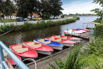 Obraz premium Bunte Boote liegen festgebunden am Steg