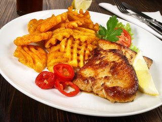 Putensteak mit Waffelkartoffeln